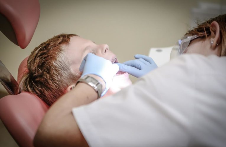 Czy wstawianie implant zębowych jest sprawą kłopotliwą?