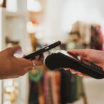 Płatność smartfonem przy terminalu obsługiwanym przez nowoczesny system POS ODL