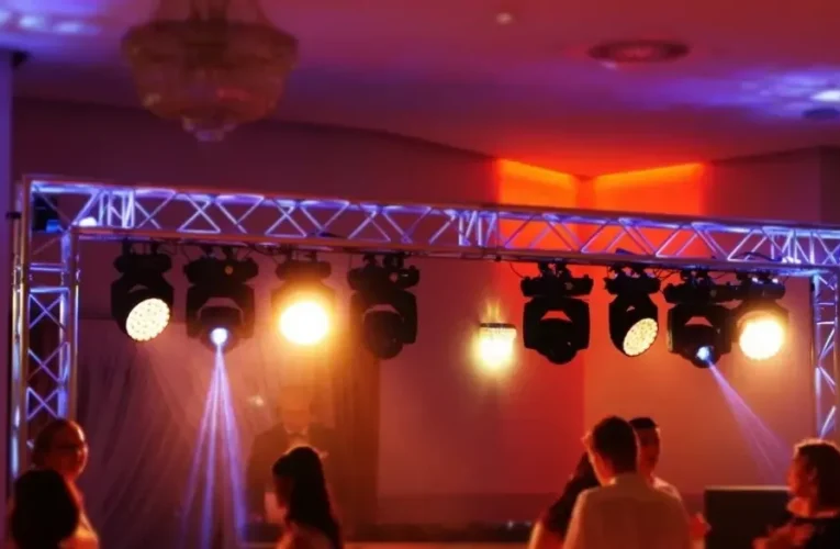 Nagłośnienie i oświetlenie na wesele – co powinien zapewnić DJ